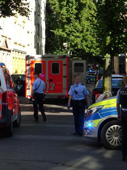 Polizeibeamte sichern einen Einsatzort in der Holsteiner Straße. Ein 16-Jähriger ist durch mehrere Schüsse von Polizisten tödlich verletzt worden