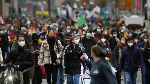 Jugendliche demonstrieren auf der Straße für mehr Klimaschutz.
