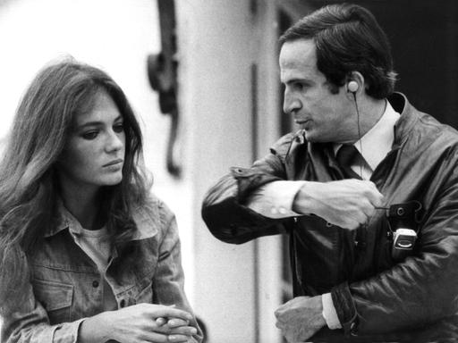 Der französische Filmregisseur François Truffaut steht neben seiner Filmpartnerin Jacqueline Bisset während der Dreharbeiten zu dem Film "Die amerikanische Nacht" (1973).