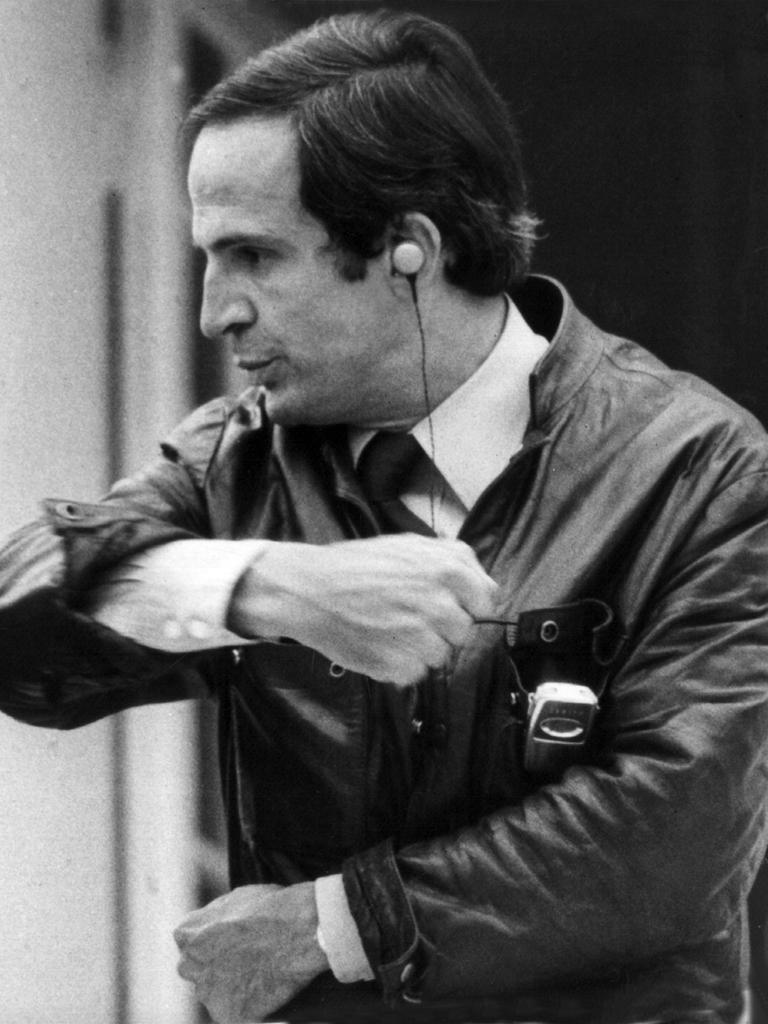Der französische Filmregisseur François Truffaut steht neben seiner Filmpartnerin Jacqueline Bisset während der Dreharbeiten zu dem Film "Die amerikanische Nacht" (1973).