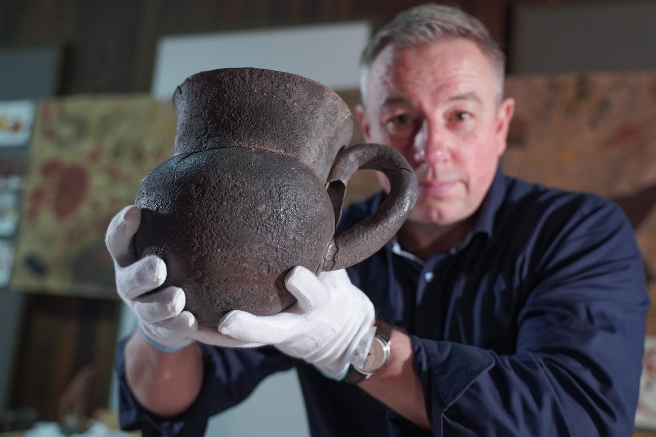 Matthias Wemhoff, Direktor des Museums für Vor- und Frühgeschichte, zeigt eine Silbervase, die von Heinrich Schliemann in Troja gefunden wurde. 