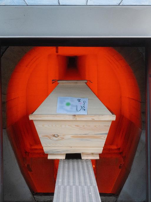 Ein Verstorbener in einem Sarg mit Aufschrift "Covid-19" wird im Krematorium "Die Feuerbestattungen Hildesheim" in einem Ofen eingeäschert. Ãber 5200 Menschen in Niedersachsen sind seit Beginn der Pandemie im Zusammenhang mit Corona gestorben - aber ihre Zahl steigt langsamer.