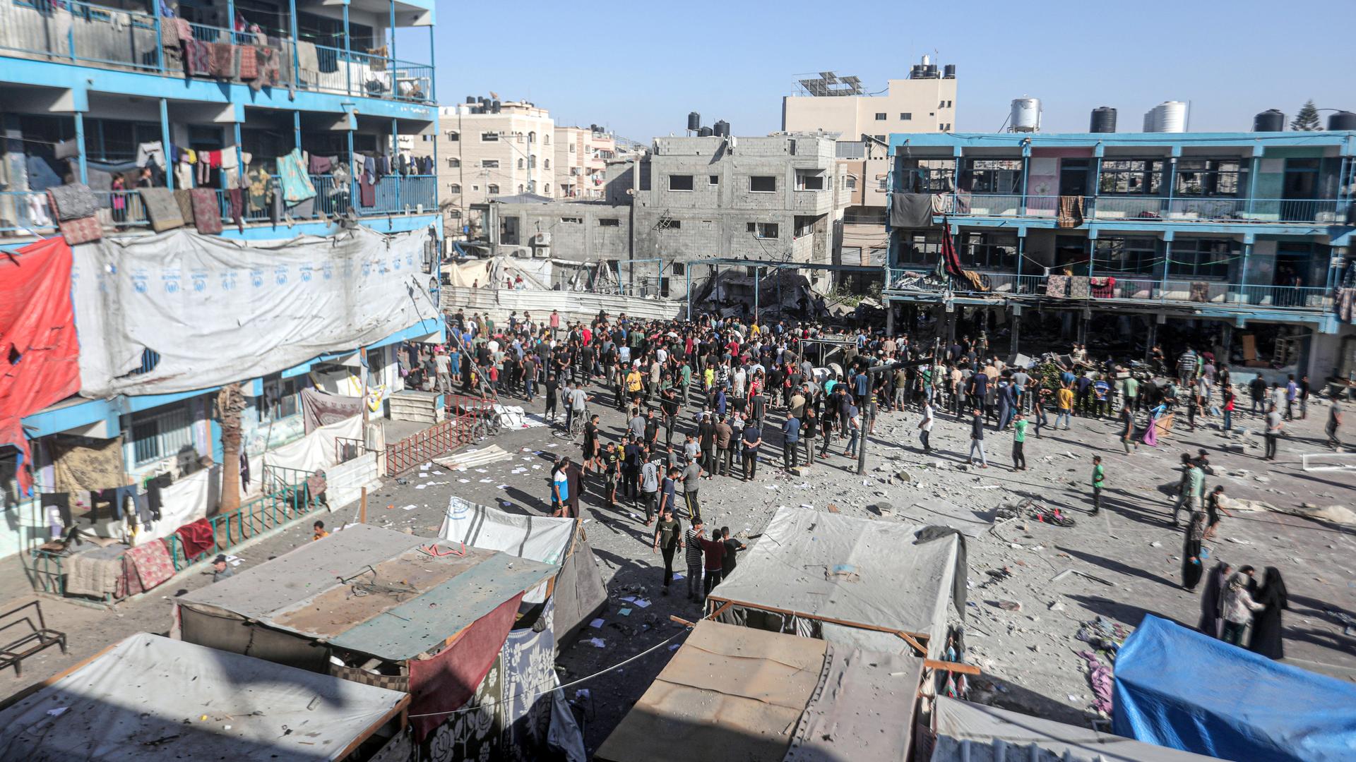 Viele Menschen und Notunterkünfte auf dem Gelände einer teils zerstörten Schule im Gazastreifen nach einem Angriff der israelischen Armee