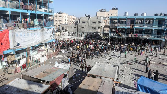 Viele Menschen und Notunterkünfte auf dem Gelände einer teils zerstörten Schule im Gazastreifen nach einem Angriff der israelischen Armee