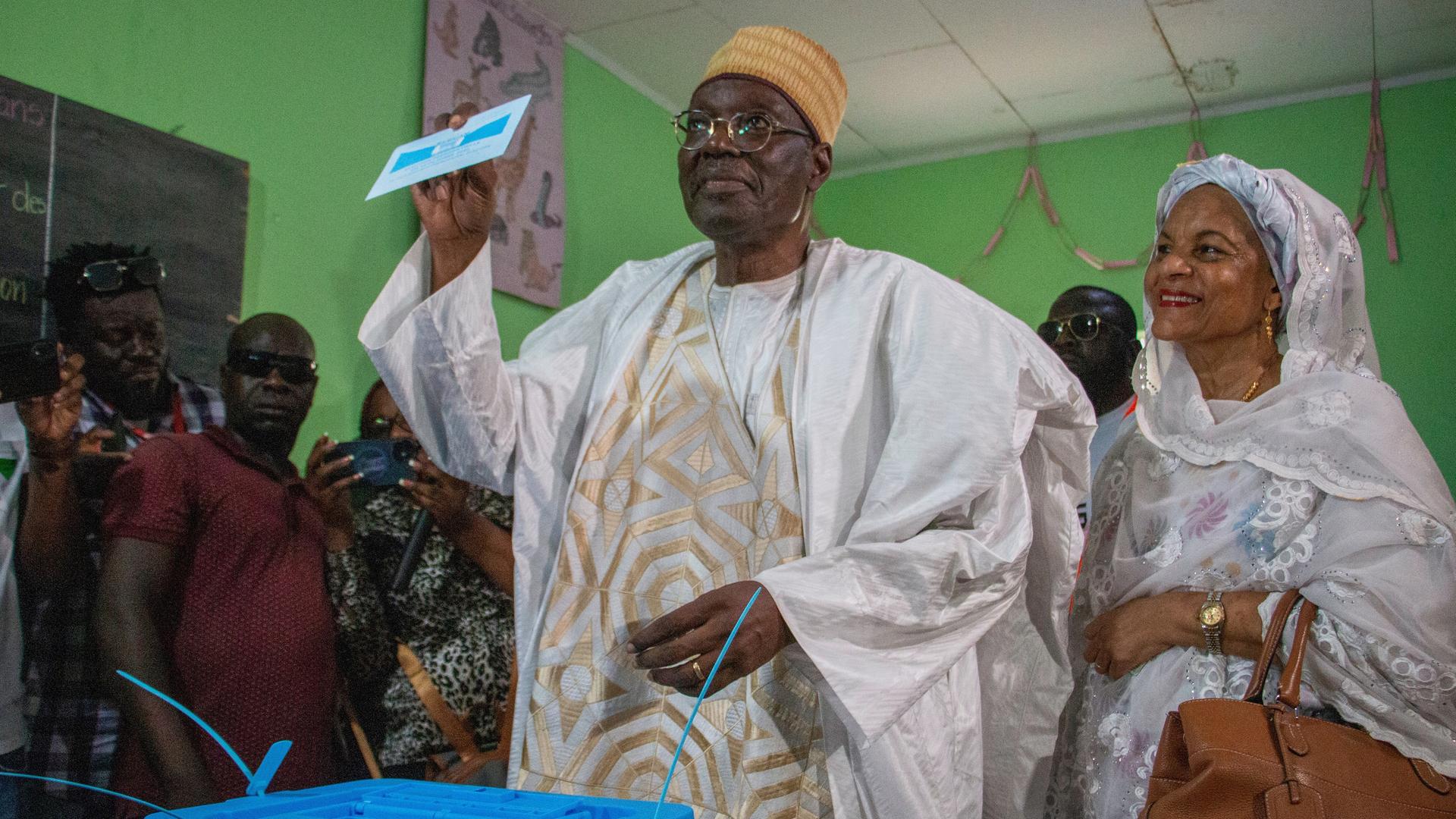 Kamerun, Garoua: Der oppositionelle Präsidentschaftskandidat Issa Tchiroma gibt seinen Stimmzettel in einem Wahllokal ab. Kamerun, Garoua: Der oppositionelle Präsidentschaftskandidat Issa Tchiroma gibt seinen Stimmzettel in einem Wahllokal ab.