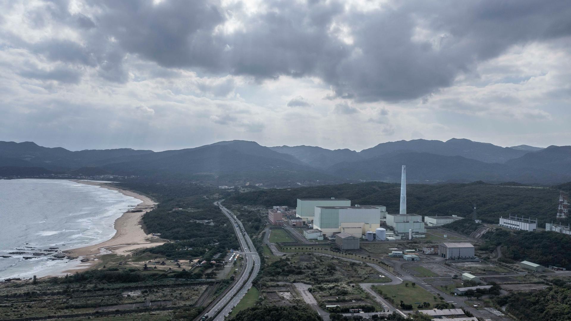 Luftaufnahme vom Kernkraftwerk mit der Umgebung in Gongliao, 70km entfernt von Taipei/Taiwan.

