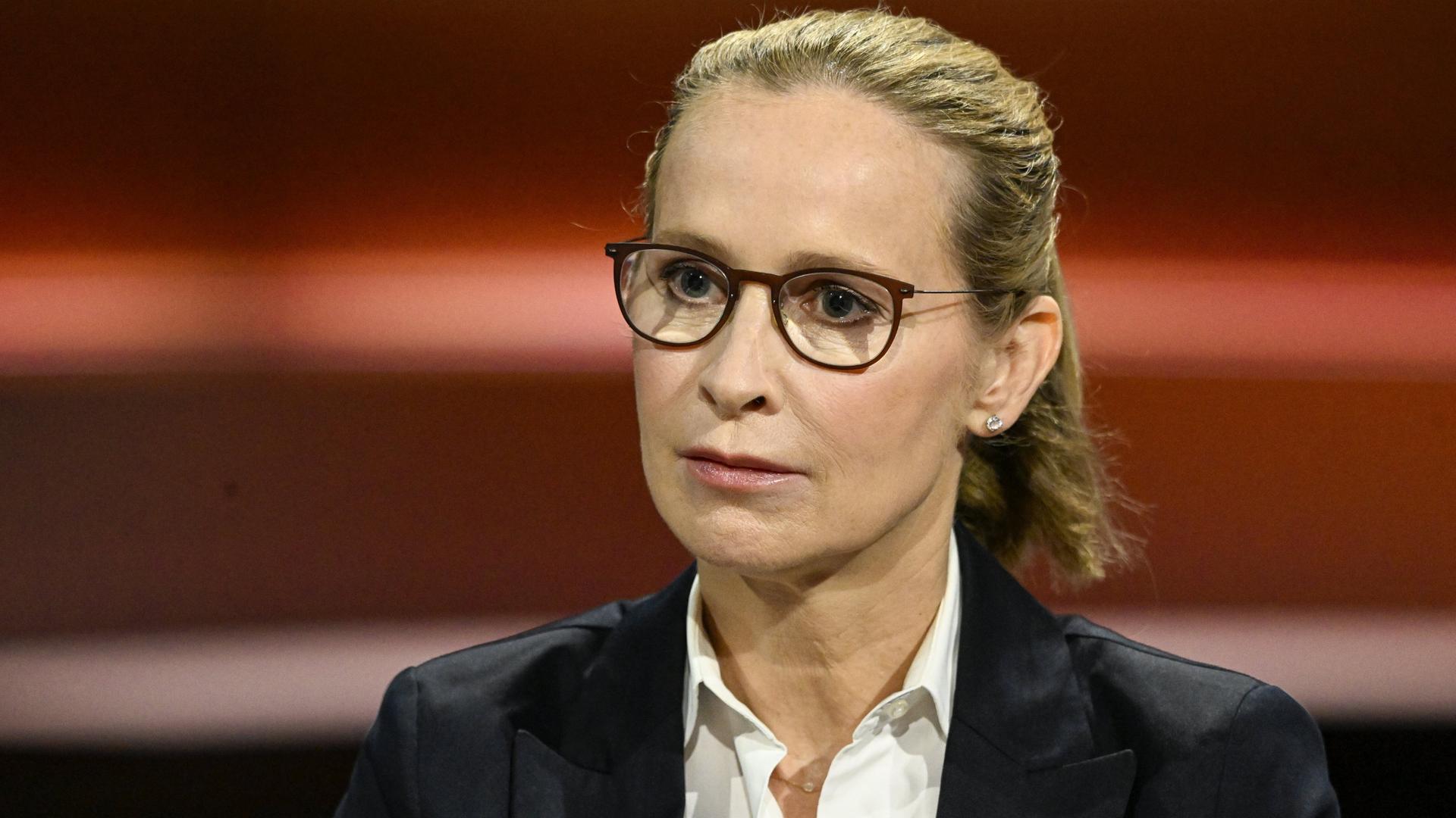 Die Juristin Prof. Frauke Brosius-Gersdorf sitzt in einem TV-Studio. 