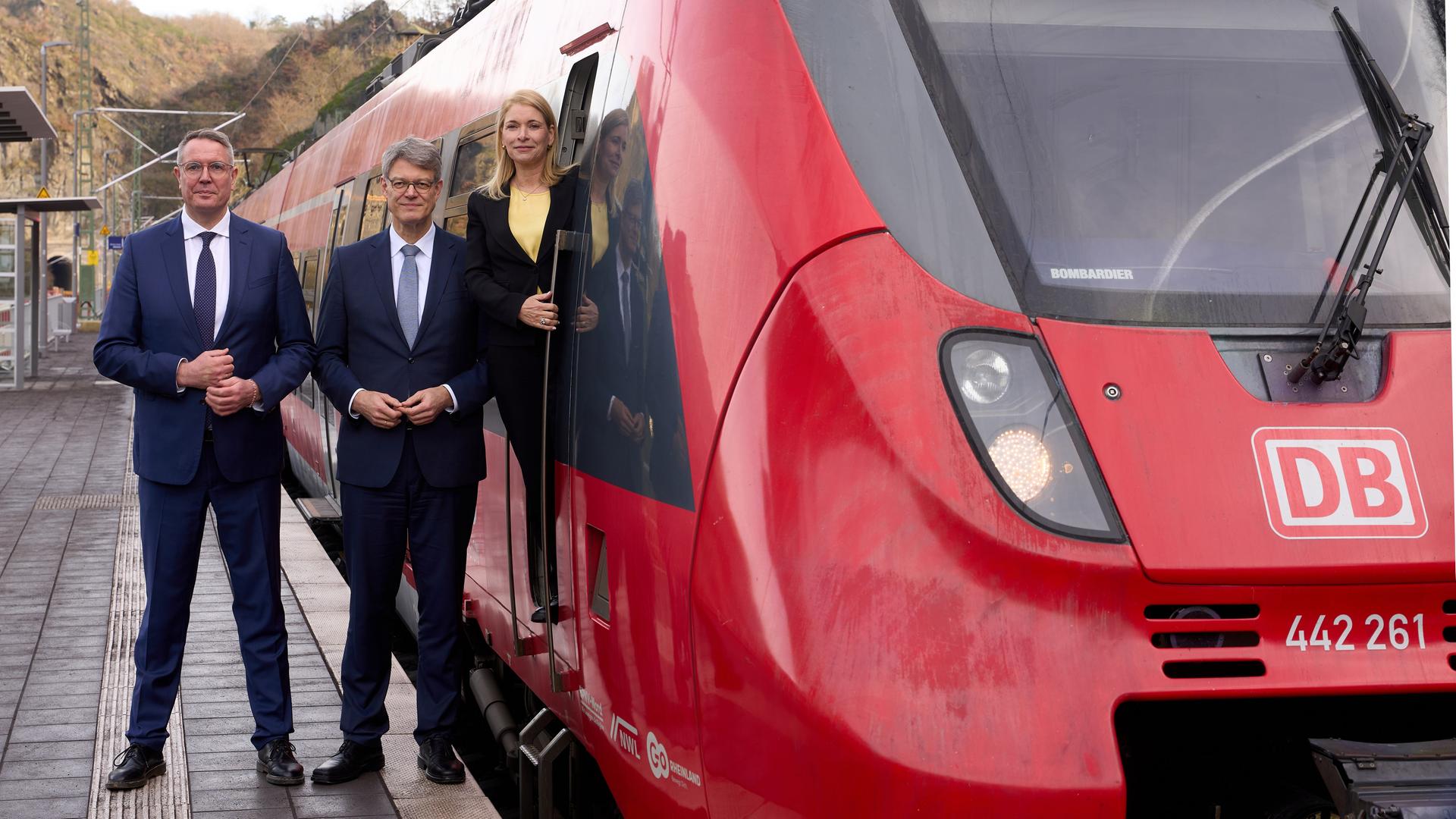 Der rheinland-pfälzische Ministerpräsident Alexander Schweitzer, Bundesverkehrsminister Patrick Schnieder und Bahnchefin Evelyn Palla stehen neben der geöffneten Tür einer Lok der Ahrtalbahn und schauen in die Kamera. Der Zug ist rot. Der rheinland-pfälzische Ministerpräsident Alexander Schweitzer, Bundesverkehrsminister Patrick Schnieder und Bahnchefin Evelyn Palla stehen neben der geöffneten Tür einer Lok der Ahrtalbahn und schauen in die Kamera. Der Zug ist rot.