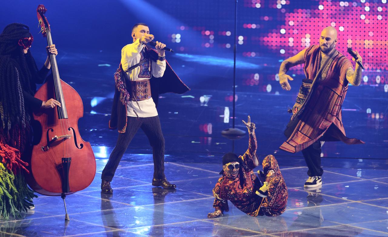 Das "Kalush Orchestra" aus der Ukraine performt mit dem Titel "Stefania" beim ersten Halbfinale des Eurovision Song Contest (ESC). 