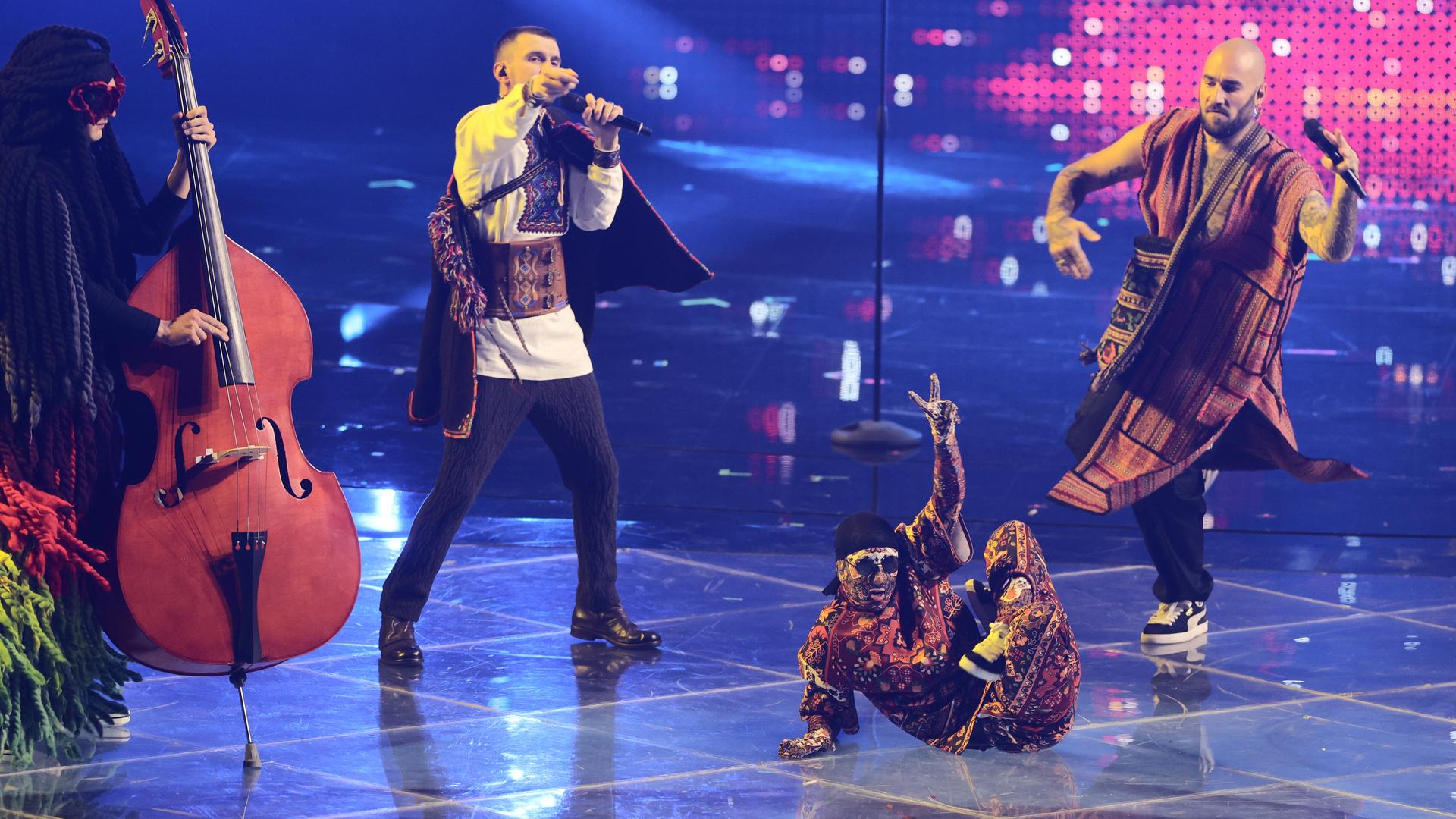 Das "Kalush Orchestra" aus der Ukraine performt mit dem Titel "Stefania" beim ersten Halbfinale des Eurovision Song Contest (ESC). Das "Kalush Orchestra" aus der Ukraine performt mit dem Titel "Stefania" beim ersten Halbfinale des Eurovision Song Contest (ESC).