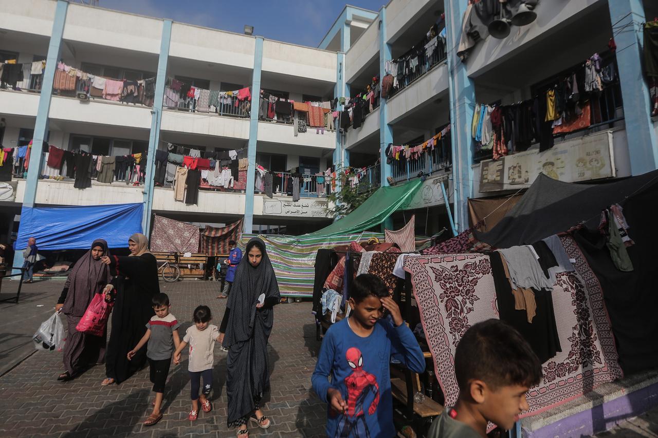 Zu sehen ist ein Schulgebäude, das als Notunterkunft für Palästinenser im Gazastreifen dient.