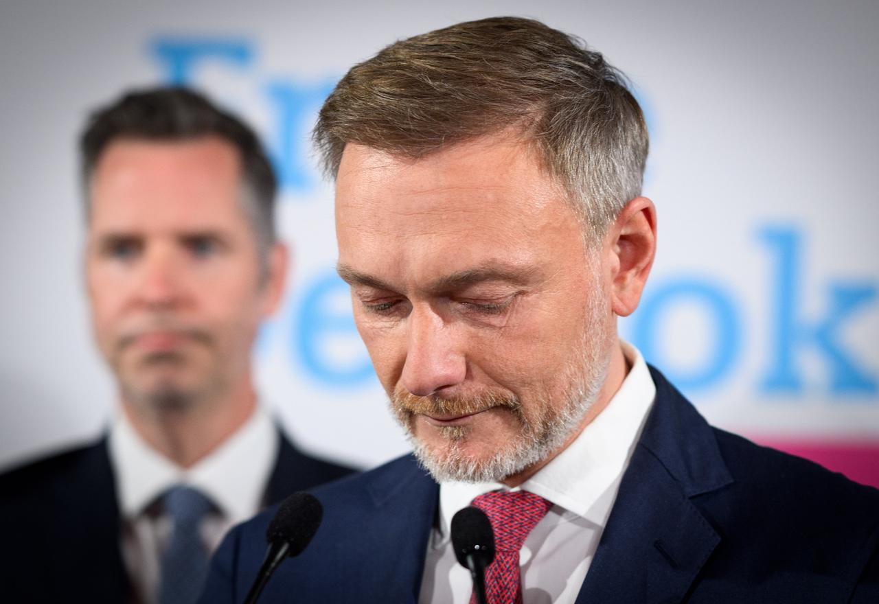 Mann im Anzug schaut nach unten: FDP-Chef Christian Lindner am Wahlabend.