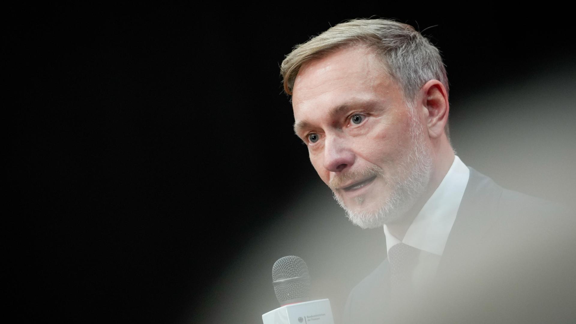 Christian Lindner Bundesfinanzminister (FDP) mit Mikrophon 