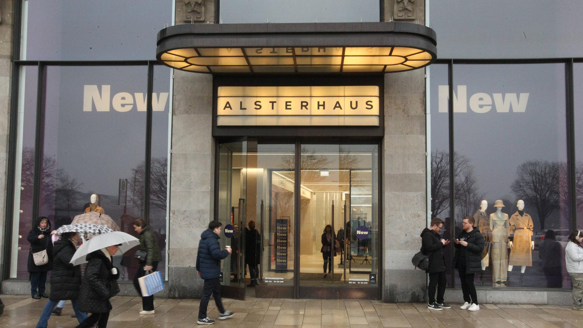 Der Eingang des Alsterhauses am Jungfernstieg 16-20 in Hamburg Der Eingang des Alsterhauses am Jungfernstieg 16-20 in Hamburg