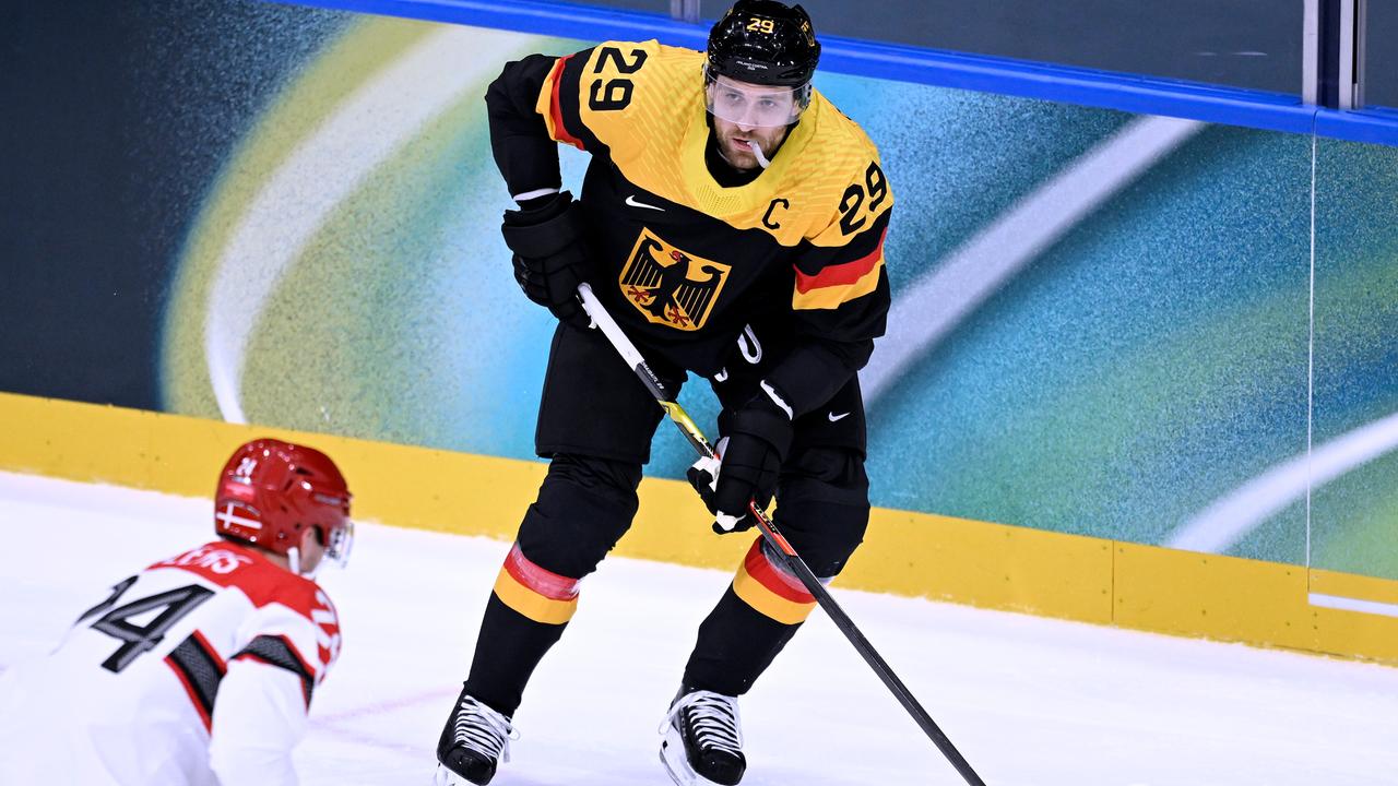 Leon Draisaitl führt den Puck am Schläger.