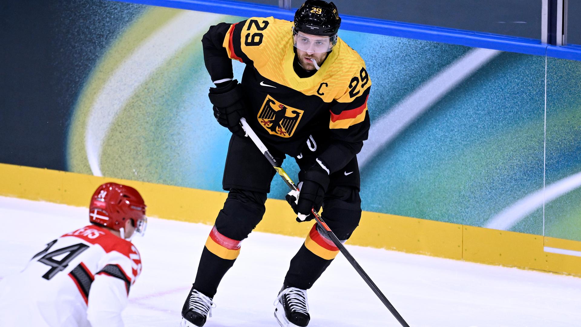 Leon Draisaitl führt den Puck am Schläger.