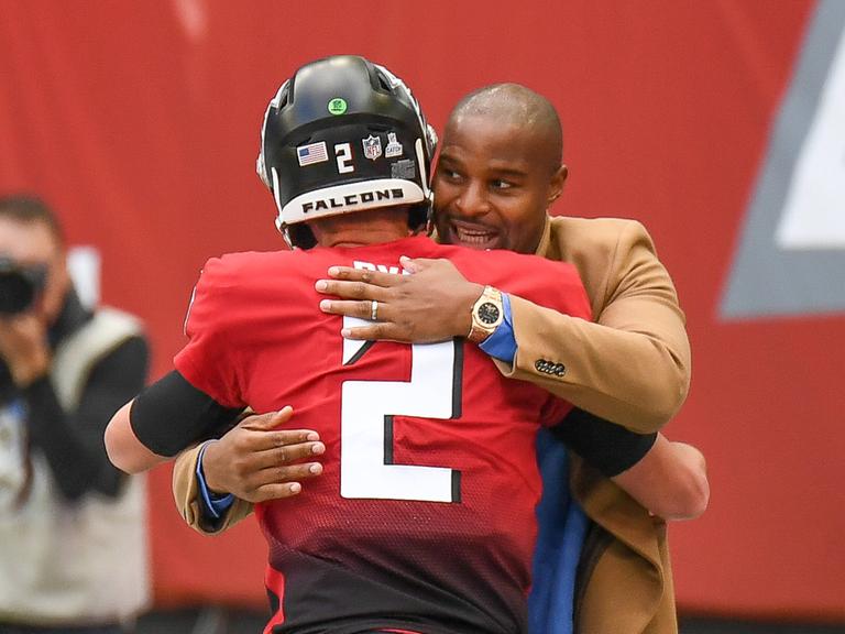 Osi Umenyiora (r.) 2021 mit dem Quarterback der Atlanta Falcons, Matt Ryan