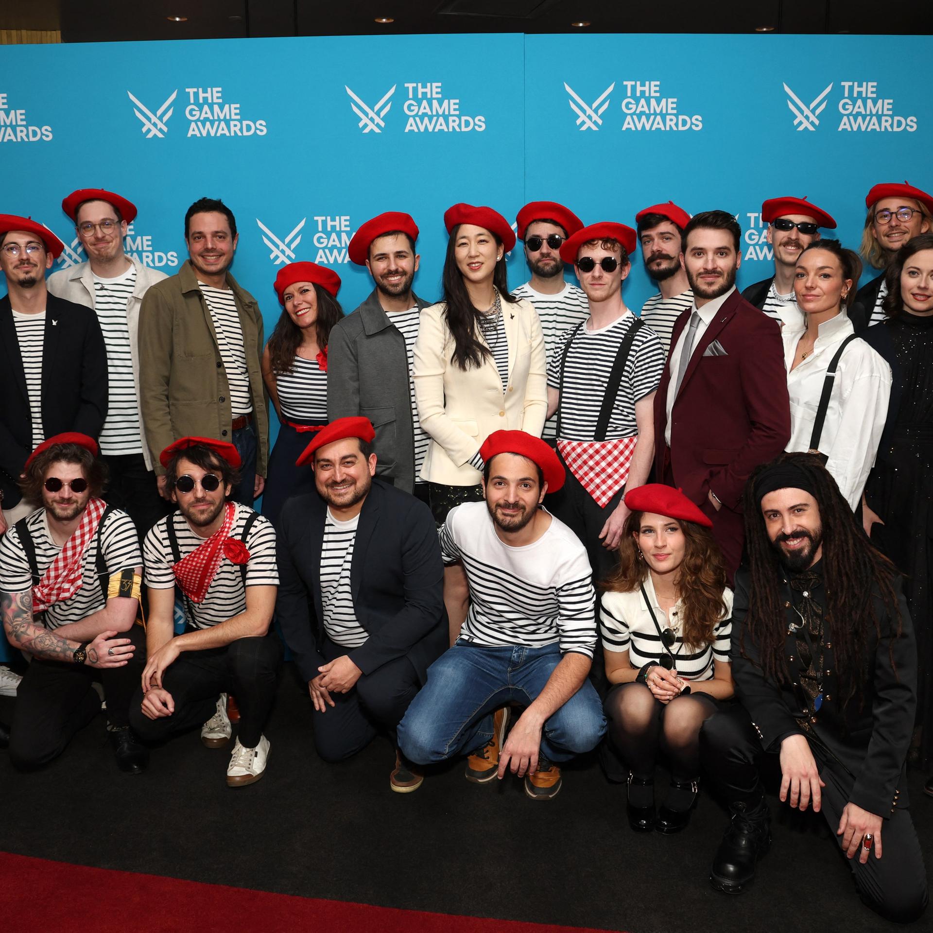 Das Entwicklungsteam des Videospiels "Clair Obscur: Expedition 33" steht und hockt zu einem Gruppenfoto zusammen.