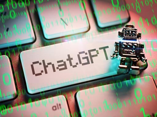 Eine Fotomontage von einem Miniatur-Roboter auf einer Computertaste mit der Aufschrift ChatGPT.