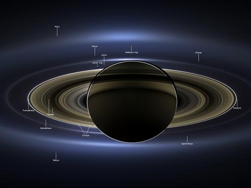 Eine Aufnahme der Raumsonde Cassini, die Erde und Mond fotografiert hat.
