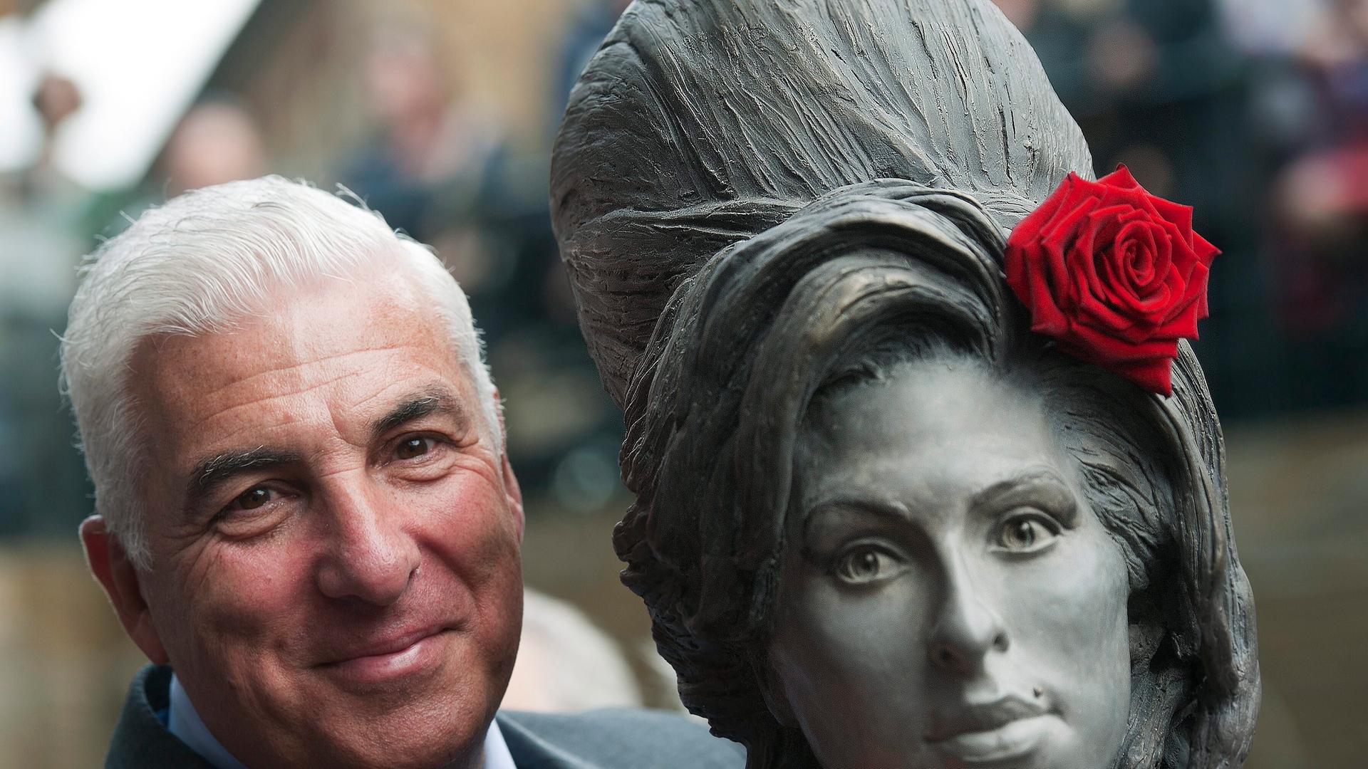 Mitch Winehouse posiert 2014, drei Jahre Amy Winehouse´ Tod, für ein Foto neben einer Statue seiner Tochter. Mitch Winehouse posiert 2014, drei Jahre Amy Winehouse´ Tod, für ein Foto neben einer Statue seiner Tochter.