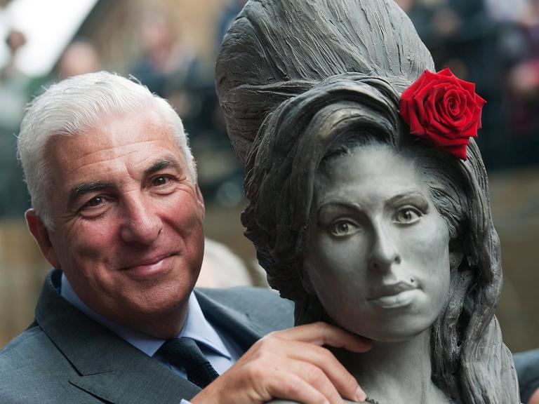 Mitch Winehouse posiert 2014, drei Jahre Amy Winehouse´ Tod, für ein Foto neben einer Statue seiner Tochter. 