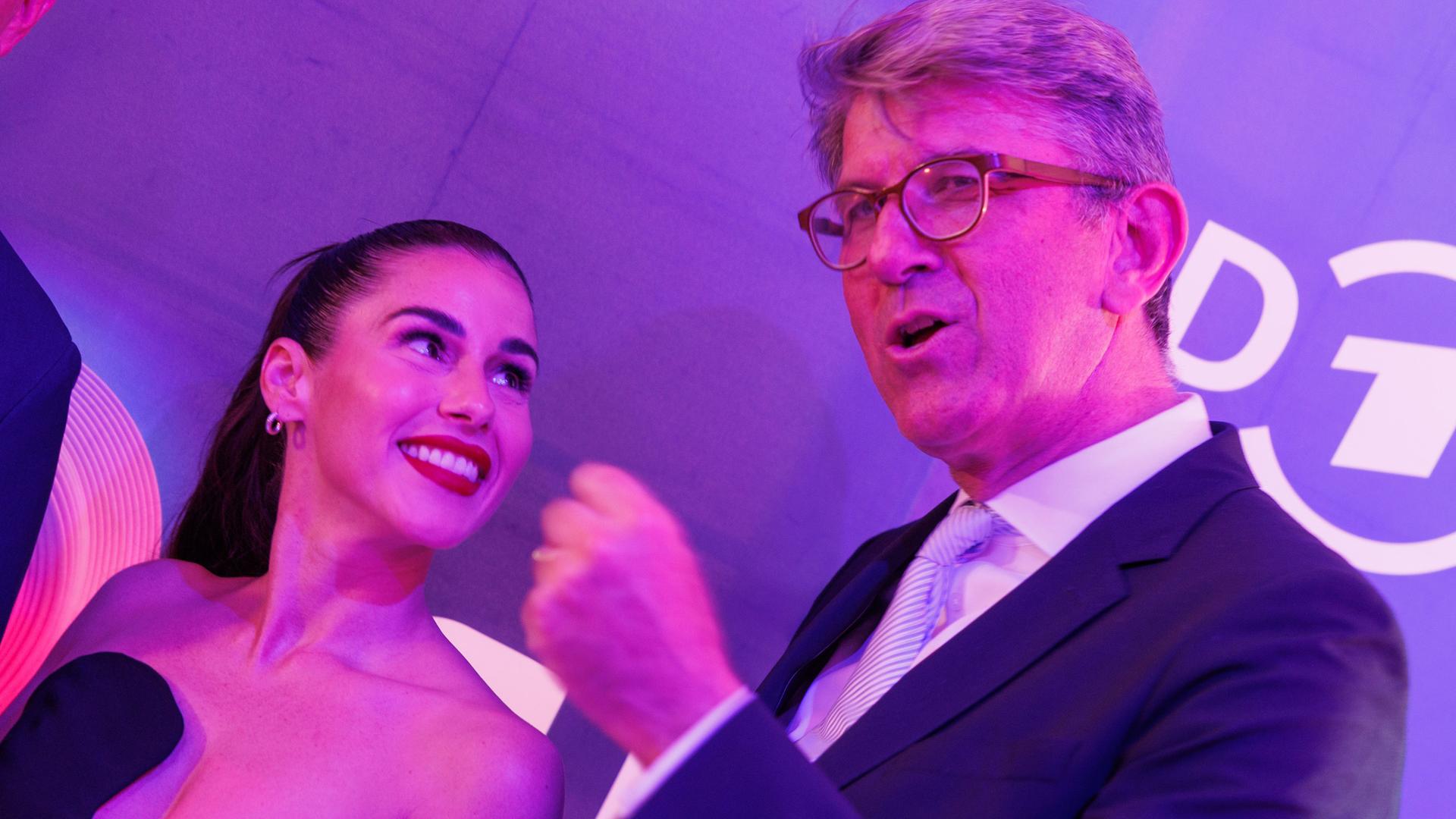 Kulturstaatsminister Wolfram Weimer und die Sängerin Sarah Engels Kulturstaatsminister Wolfram Weimer und die Sängerin Sarah Engels
