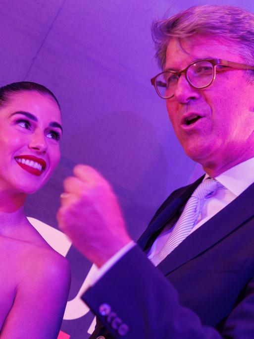 Kulturstaatsminister Wolfram Weimer und die Sängerin Sarah Engels