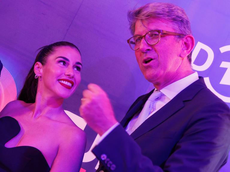 Kulturstaatsminister Wolfram Weimer und die Sängerin Sarah Engels