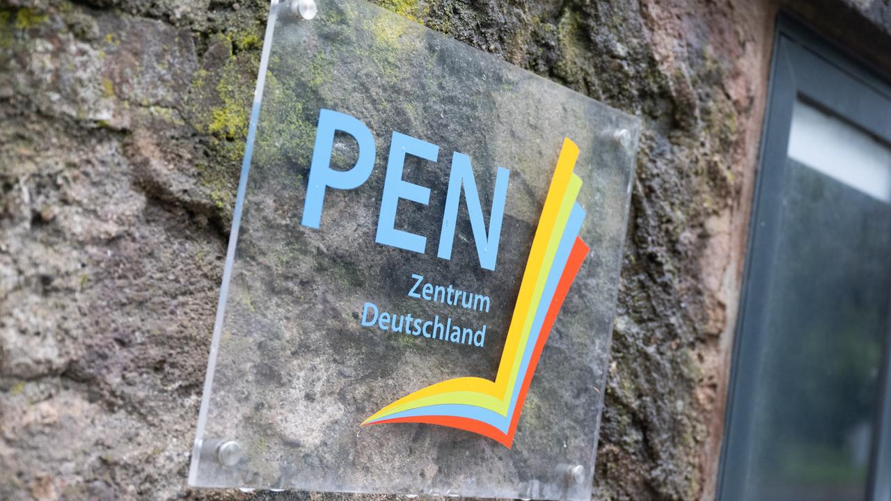 Das Schild des PEN-Zentrums auf der Mathildenhöhe in Darmstadt an einer Gebäudemauer.