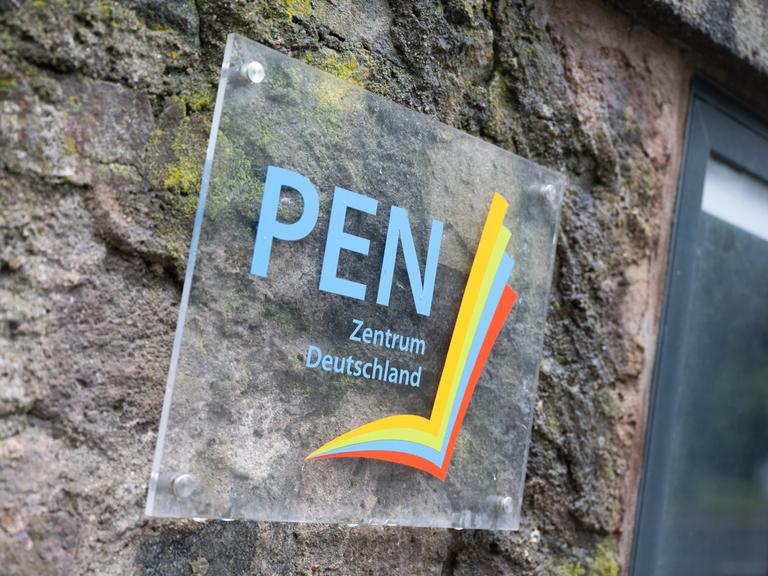 Das Schild des PEN-Zentrums auf der Mathildenhöhe in Darmstadt an einer Gebäudemauer.