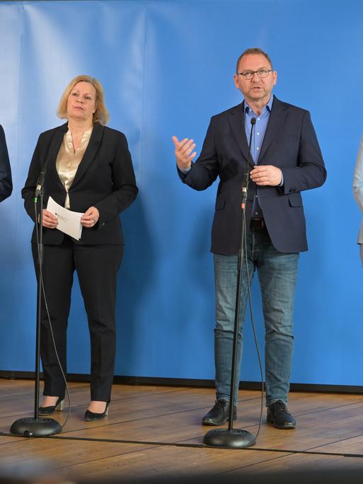 Zwei Frauen und zwei Männer stehen nebeneinander. Vor ihnen stehen Mikrofone. Es sind die Teilnehmer der Tarifverhandlungen im Öffentlichen Dienst. Sie geben das Ergebnis bekannt.