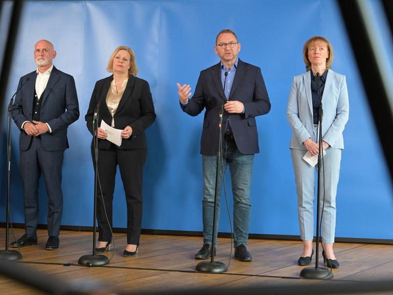 Zwei Frauen und zwei Männer stehen nebeneinander. Vor ihnen stehen Mikrofone. Es sind die Teilnehmer der Tarifverhandlungen im Öffentlichen Dienst. Sie geben das Ergebnis bekannt.