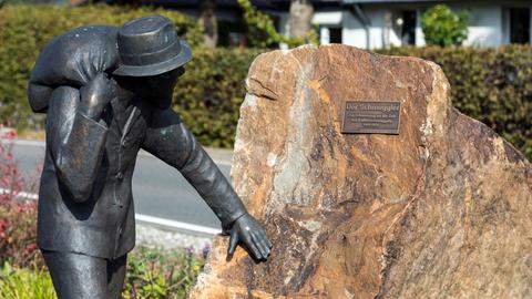 Der Schmuggler, dieses Denkmal erinnert an die Zeit des Kaffeeschmuggels von 1945-1953 an der deutsch-belgischen Grenze *** The smuggler, this monument commemorates the time of coffee smuggling in 1945 1953 at the German-Belgian border