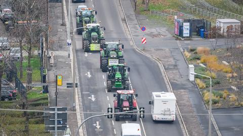 Sächsische Landwirte fahren mit Traktoren auf der Magdeburger Straße zum Landtag, um ein Protestschreiben an die Staatsregierung zu übergeben. Die Landwirte fordern die Neuverhandlung des Mercosur-Abkommens.