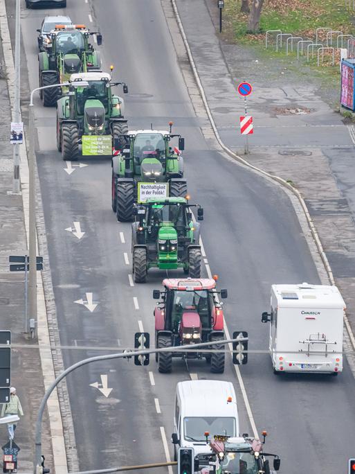 Sächsische Landwirte fahren mit Traktoren auf der Magdeburger Straße zum Landtag, um ein Protestschreiben an die Staatsregierung zu übergeben. Die Landwirte fordern die Neuverhandlung des Mercosur-Abkommens.