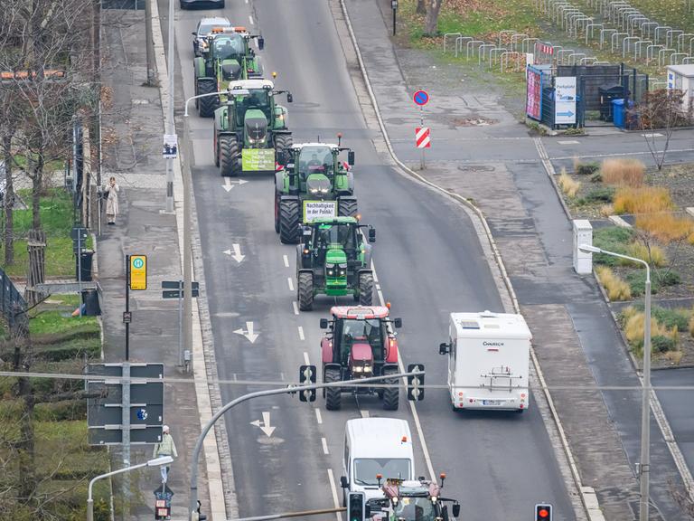 Sächsische Landwirte fahren mit Traktoren auf der Magdeburger Straße zum Landtag, um ein Protestschreiben an die Staatsregierung zu übergeben. Die Landwirte fordern die Neuverhandlung des Mercosur-Abkommens.