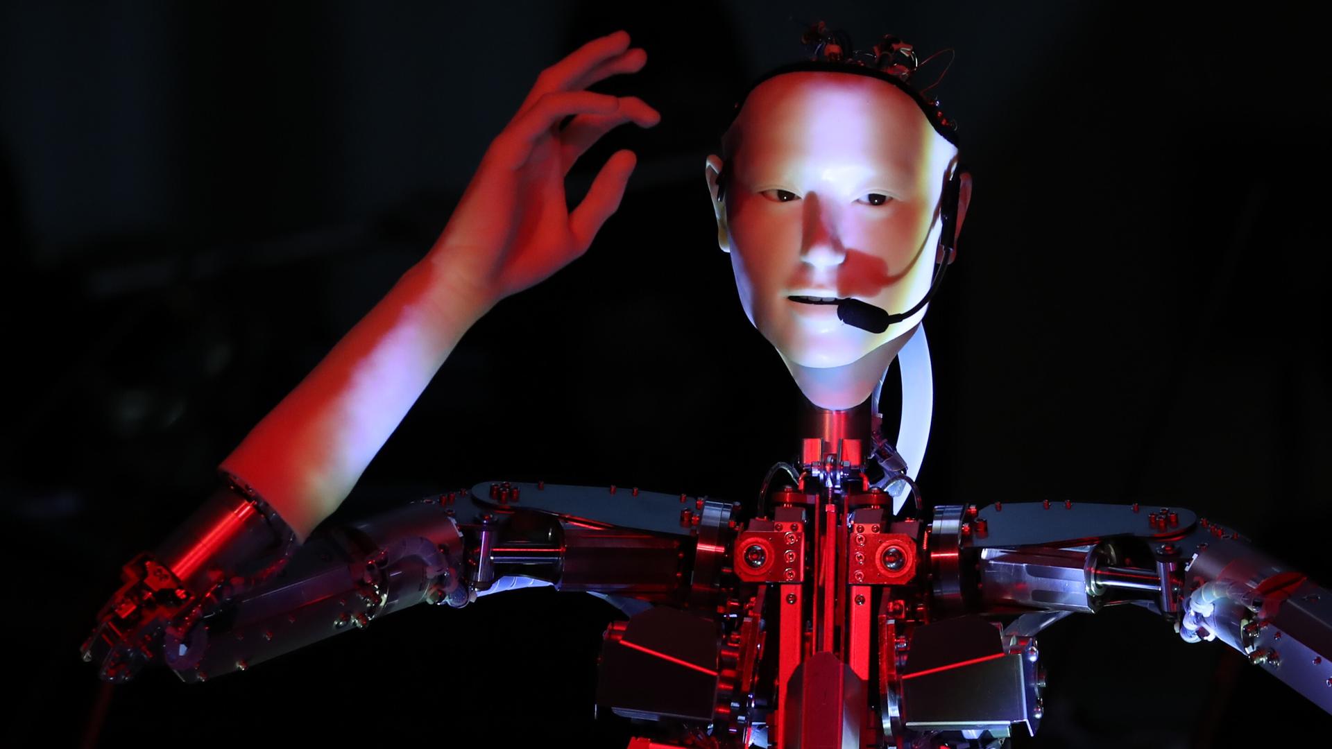 Ein Roboter mit menschlichem Gesicht, menschlichen Händen, aber mechanischen Armen und Körper.