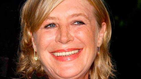 Marianne Faithfull mit schulterlangen blonden Haaren und einem Lächeln