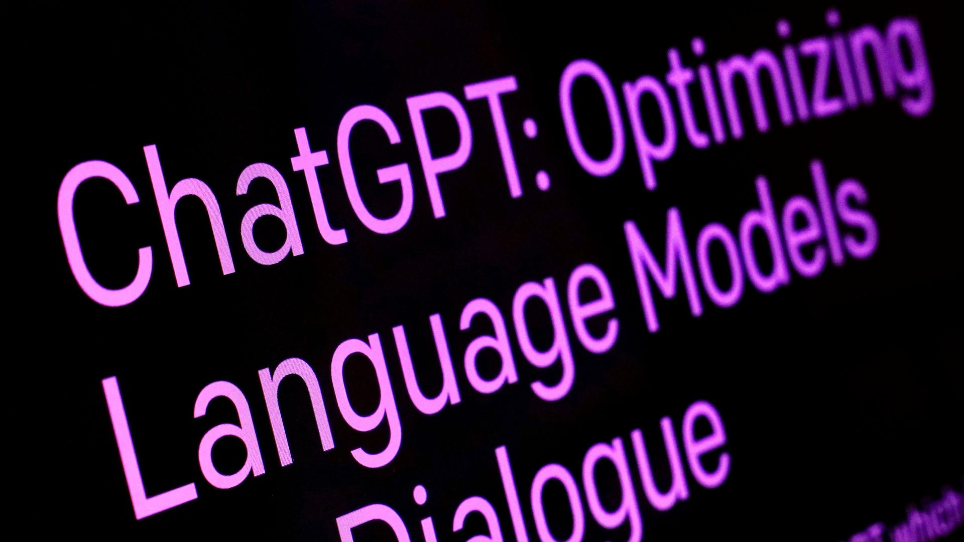 Auf einem schwarzen Bildschirm steht in lilafarbener Schrift "ChatGPT: Optimizing Laguage Models Dialogue".