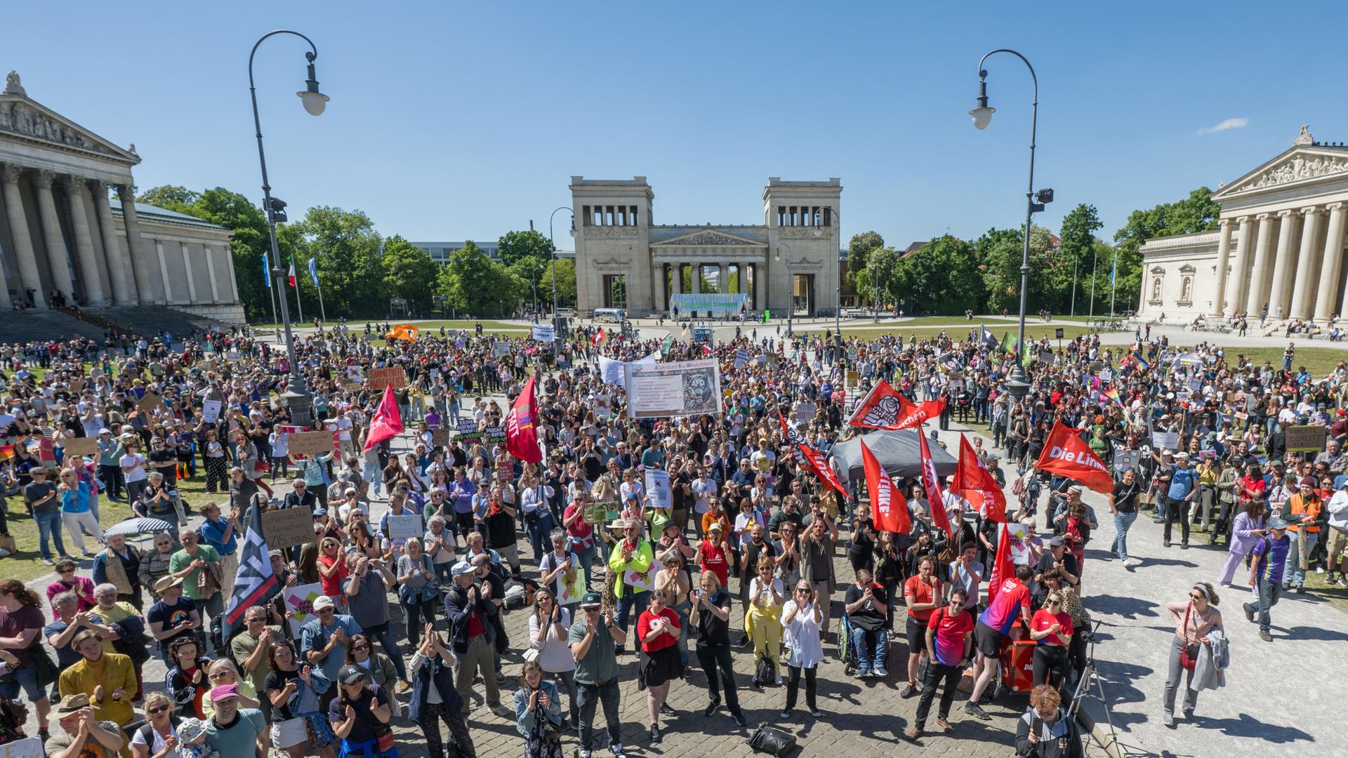 Zahlreiche Demonstranten haben sich, zum Teil mit Plakaten, auf dem Königsplatz in München versammelt. Zahlreiche Demonstranten haben sich, zum Teil mit Plakaten, auf dem Königsplatz in München versammelt.