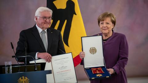 Die ehemalige Bundeskanzlerin Angela Merkel (CDU) bekommt von Bundespräsident Frank-Walter Steinmeier das Großkreuz des Verdienstordens der Bundesrepublik Deutschland in besonderer Ausführung im Schloss Bellevue verliehen.