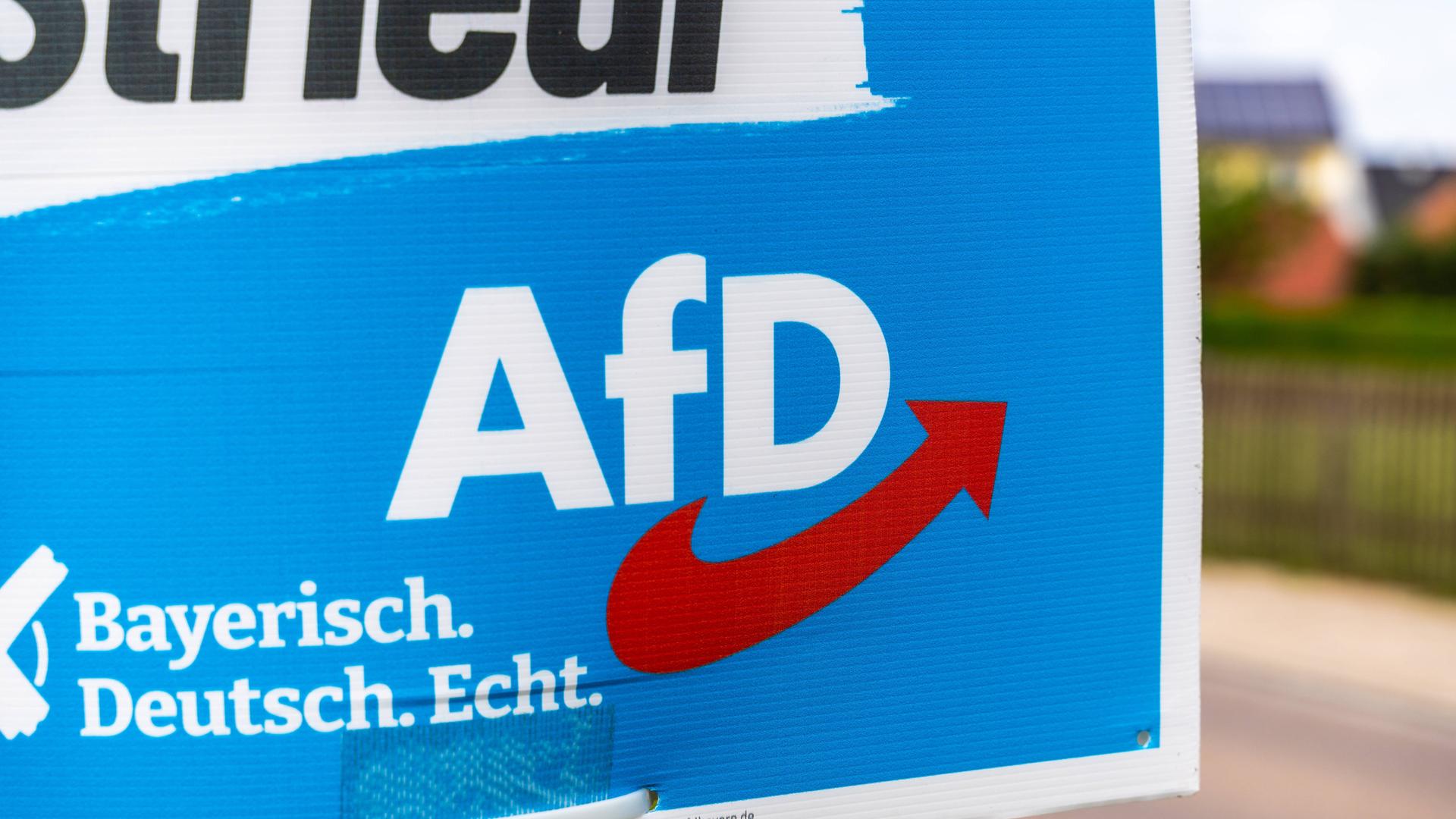 Man sieht das untere rechte Eck das Plakats und kann "AfD - bayerisch-deutsch. echt" lesen.