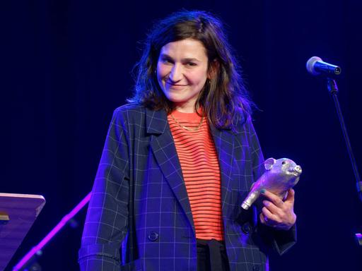 Die Autorin Yade Yasemin Önder steht mit dem Debütpreis 2022 des Literatur-Festivals lit.COLOGNE auf der Bühne.