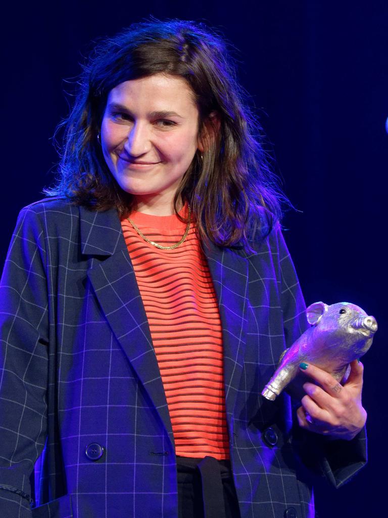 Die Autorin Yade Yasemin Önder steht mit dem Debütpreis 2022 des Literatur-Festivals lit.COLOGNE auf der Bühne.