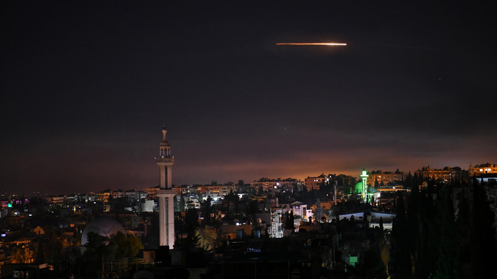 Syrien, Damaskus: Die syrische Luftabwehr reagiert auf Raketenangriffe über der Hauptstadt. 