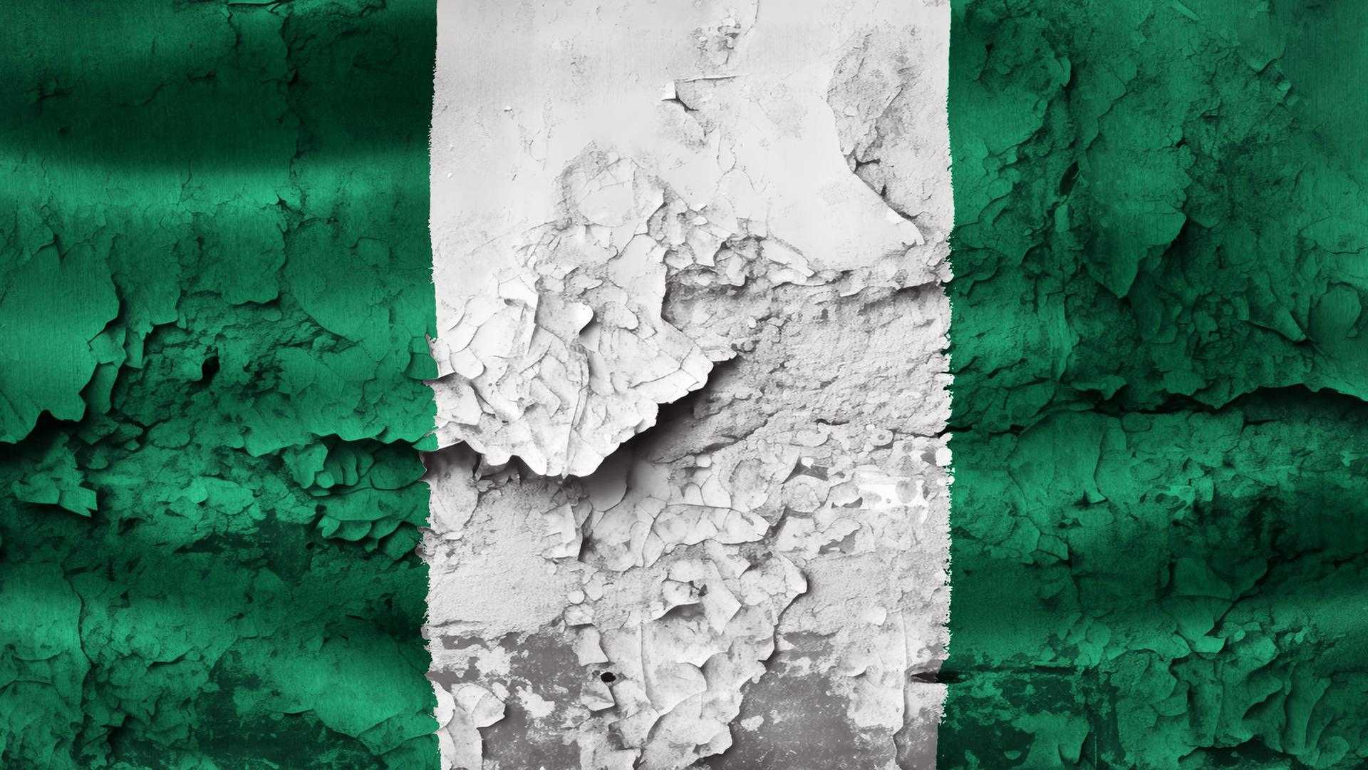 Die nigerianische Flagge auf Asphalt gemalt - die Farbe blättert ab.