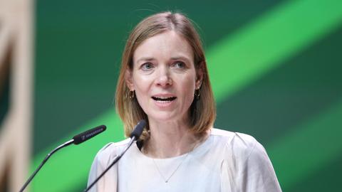 Anna Cavazzini spricht an einem Rednerpult.