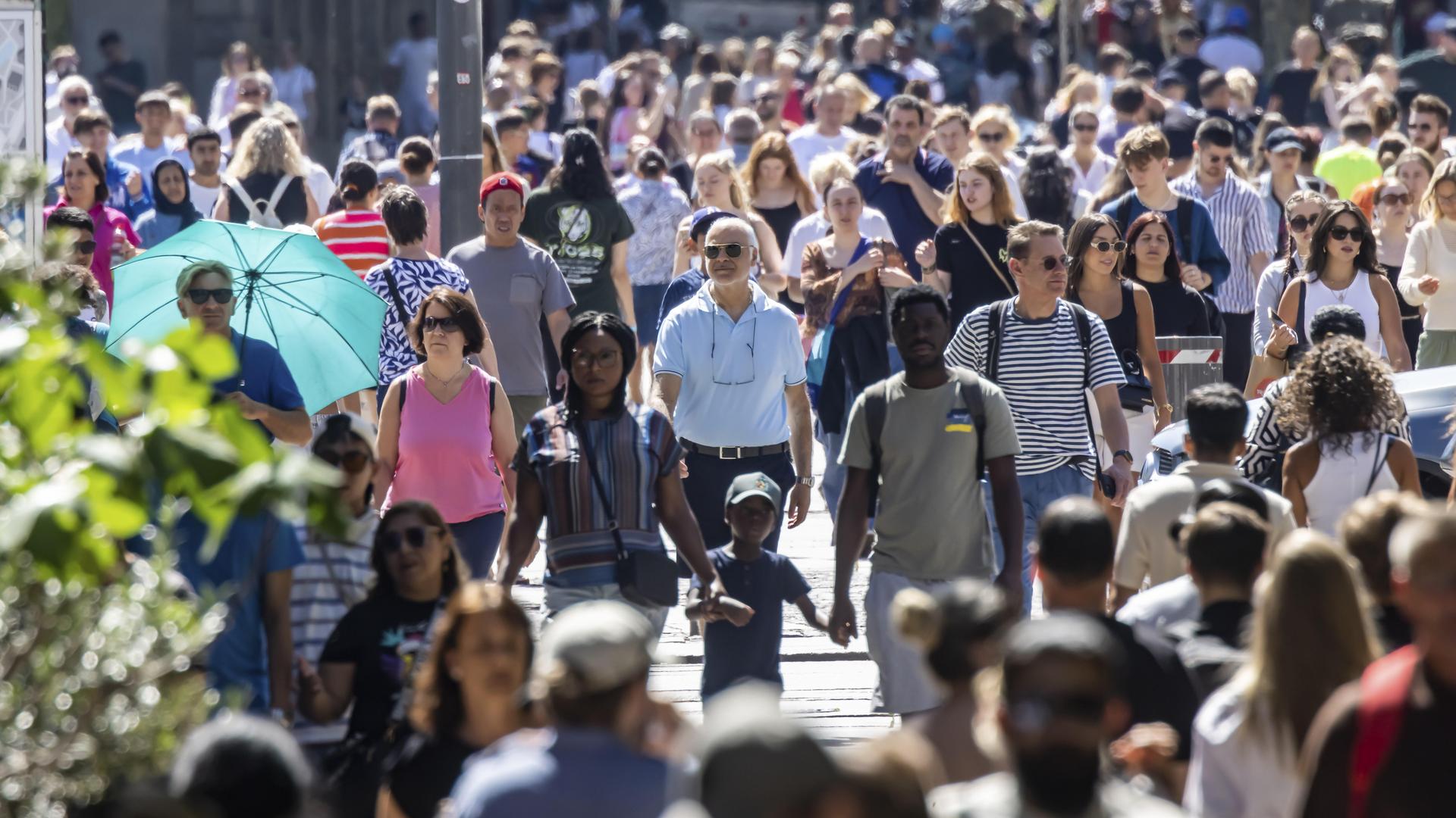 Bei Sonnenschein flanieren viele Menschen durch die Stuttgarter Fußgängzone Königstraße. Stuttgart, Baden-Württemberg, Deutschland