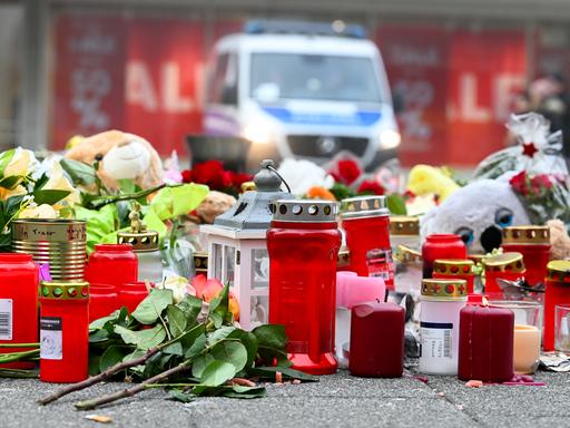 Plüschtiere, Kerzen und Blumen liegen am zentralen Gedenkort für die Opfer des Anschlags vor der Johanniskirche in Magdeburg. 